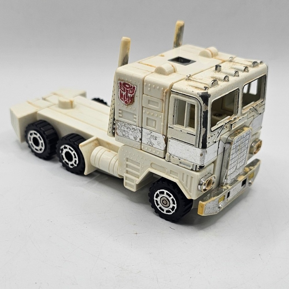 Vintage 1986 Transformers G1 Ultra Magnus White Cab Action Figure Hasbro Takara